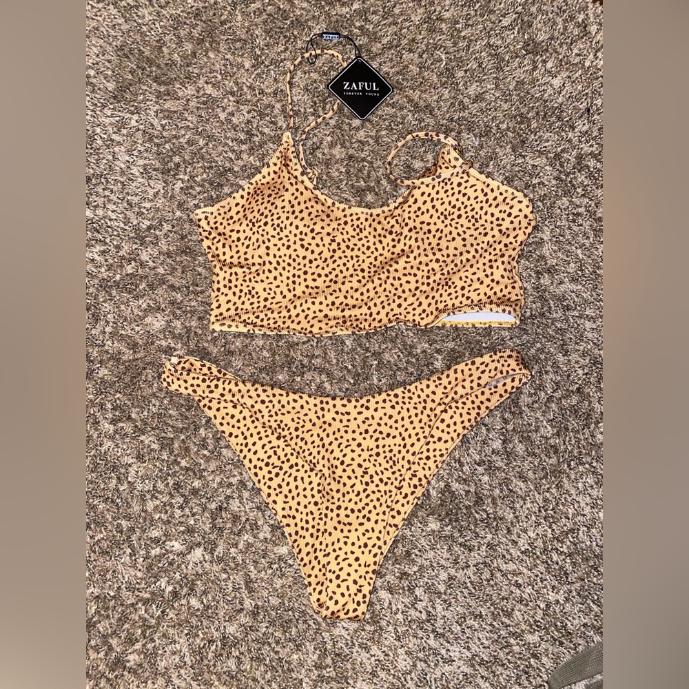 Swimsuit top and bottoms size large ( 8)